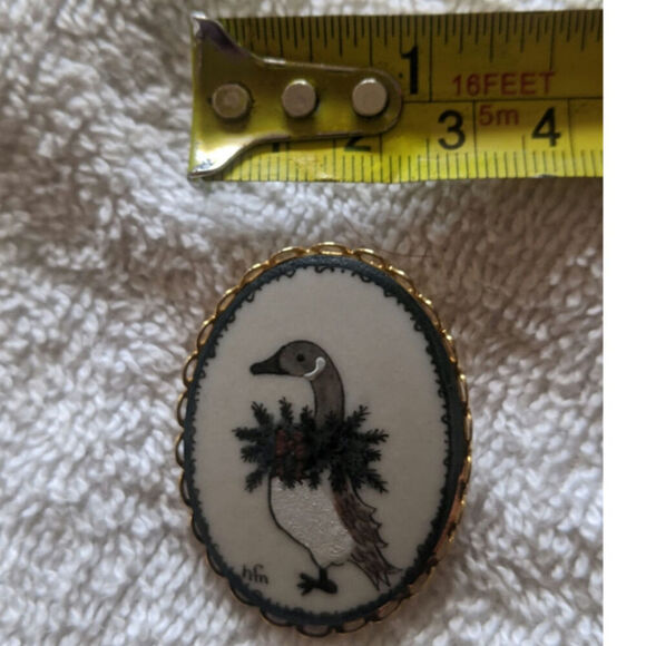 Hand Painted Ceramic Christmas Goose Pin, Gold Color Backing, Signed HFN Vintage - Picture 5 of 7